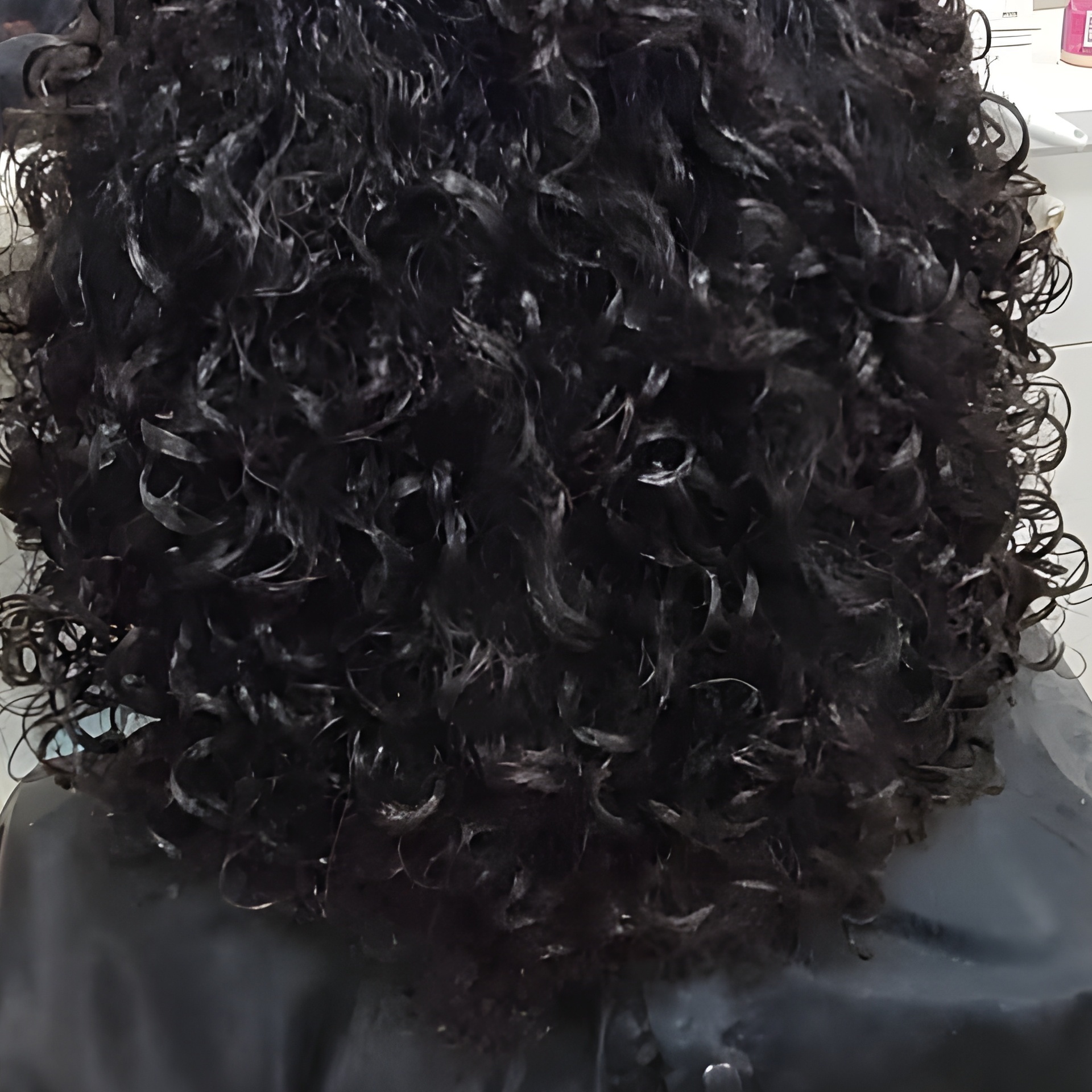 Cabelo cacheado visto de costas em foto pública do Instagram, 4 de setembro de 2020.